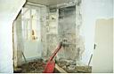 salle01.jpg: Salle dallage demonté et avant sablage des pierres Aout 2000
